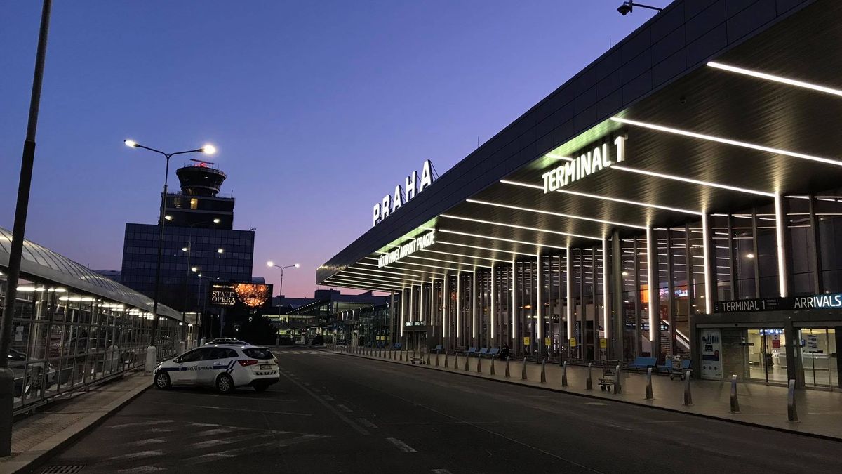 Proč „ztracený“ pilot nekomunikoval s pražským letištěm? Zmatené kroužení po cestě mělo svůj smysl